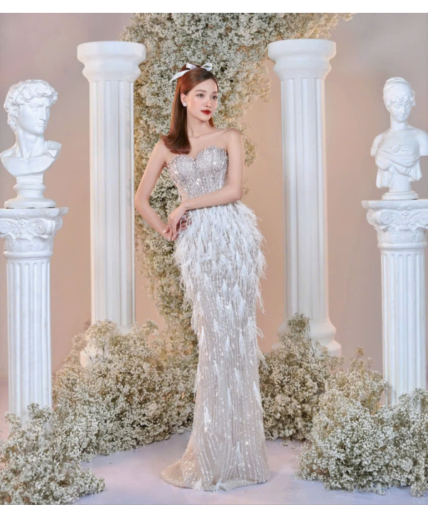 Váy đính đá phối lông vũ 
